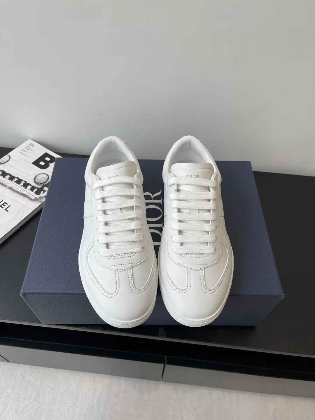 Factory price: 420💰The top version of Dior 25ss new product B01 moral training shoes. The toe size design of the couple's style is a bit wider. The upper foot comfort is perfect. The thread is beautiful. Perfectly suitable for trousers. Decorated with various classic details. It is the ideal choice for daily styling. It can be matched with various casual items to create exquisite shapes. Fabric first layer cowhide/lining sheepskin T men's shoes💰U original outsole Code number: 38-44, customized 45